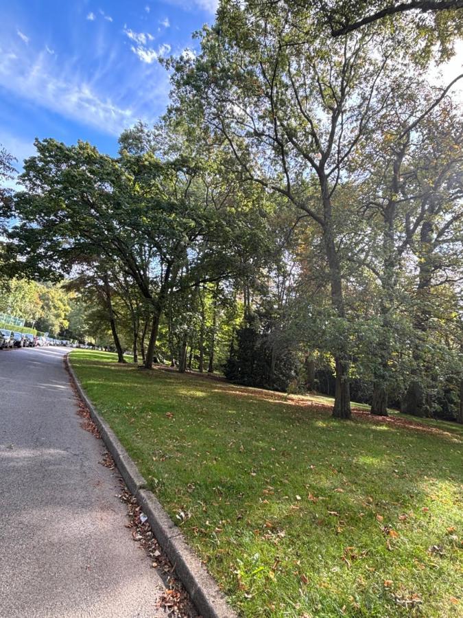 Ecrin De Verdure Au Chesnay Et Parking Gratuit Apartment Le Chesnay  Exterior photo